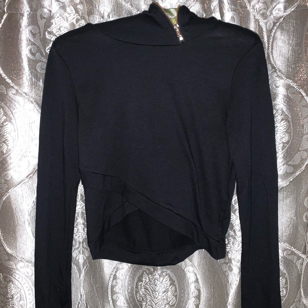 Black hooded crop top